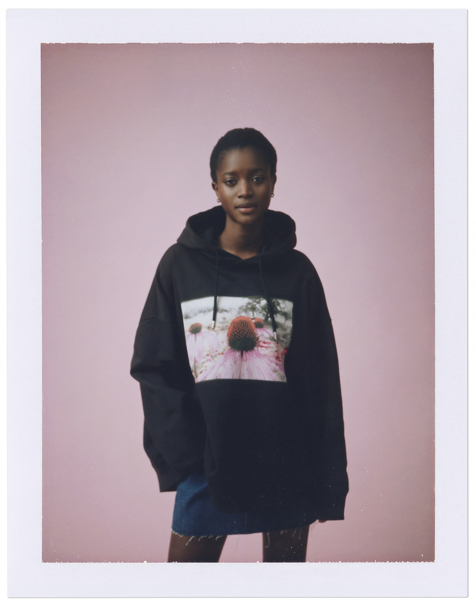 超模攝影師Helena Christensen親操刀!聯乘H&M玩花朵photo print 超模攝影師Helena Christensen親操刀!聯乘H&M玩花朵photo print